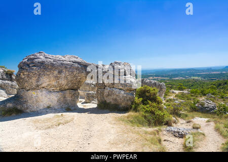 Forcalquier formations de roche en forme de champignon dans les Mourres nature park en France au cours d'une journée ensoleillée Banque D'Images