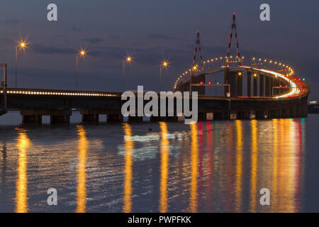 La France, de l'embouchure de la Loire, Pont de Saint-Nazaire la nuit. Banque D'Images