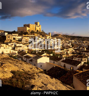 Château Renaissance et la ville au lever du soleil, Velez Blanco, la Province d'Almeria, Andalousie, Espagne, Europe Banque D'Images