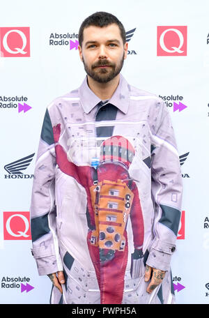 Simon Neil au cours de la Q Awards 2018 en association avec Radio absolue au Roundhouse de Camden, Londres. Banque D'Images