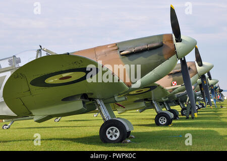 Rangée de Spitfires. Un certain nombre d'avions de chasse Supermarine Spitfire de la Royal Air Force. Deuxième Guerre mondiale, avion de la Seconde Guerre mondiale Banque D'Images