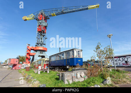 AMSTERDAM, Pays-Bas - le 11 octobre, 2018 : vieux tramway en face de l'hôtel Faralda grue sur le terrain NDSM au nord d'Amsterdam. Banque D'Images