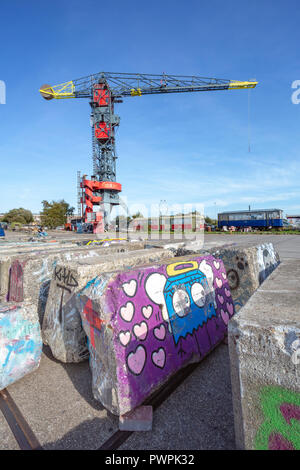 AMSTERDAM, Pays-Bas - le 11 octobre, 2018 : l'hôtel Graffiti avec Faralda grue à l'arrière sur le terrain NDSM à Amsterdam Noord. Banque D'Images