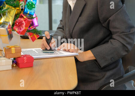 Portrait stamper d'estampillage approuvé le document d'accord du contrat pendant les fêtes de Noël Banque D'Images