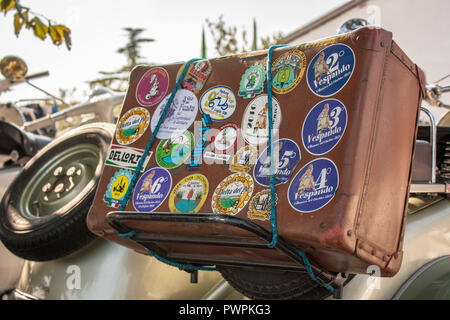 Valise vintage noué sur le porte-bagages d'un Vespa histoire. L'emblème de traditions italiennes. Une ancienne façon de voyager. Banque D'Images