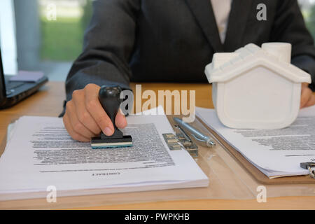 Agent immobilier à l'aide d'estampillage stamper approuvé le contrat de prêt hypothécaire document accord Banque D'Images