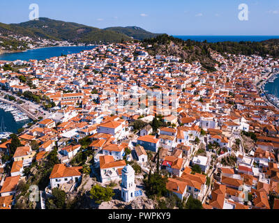 Vue de dessus les maisons sur l'île de Poros, Mer Égée, Grèce. Banque D'Images