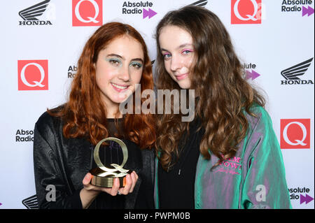 Jenny Hollingworth (droite) et Rosa Walton de Let's Eat Grandma lauréats du Prix du meilleur album Q dans la salle de presse au cours de la Q Awards 2018 en association avec Radio absolue au Roundhouse de Camden, Londres. Banque D'Images