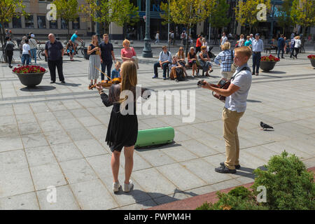 Les jeunes de la rue, deux jeunes musiciens ambulants pour divertir les passants dans Gedimino Prospektas à Vilnius, Lituanie. Banque D'Images