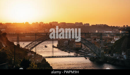 Vue aérienne de la rivière Douro et Porto avec vue sur la célèbre de Dom Luis I Bridge en skyline at sunset, Portugal Banque D'Images