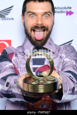 Simon Neil lauréat du prix de l'aile Q jouer dans la salle de presse au cours de la Q Awards 2018 en association avec Radio absolue au Roundhouse de Camden, Londres. Banque D'Images