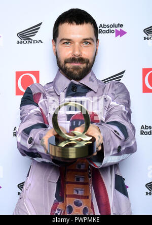 Simon Neil lauréat du prix de l'aile Q jouer dans la salle de presse au cours de la Q Awards 2018 en association avec Radio absolue au Roundhouse de Camden, Londres. Banque D'Images