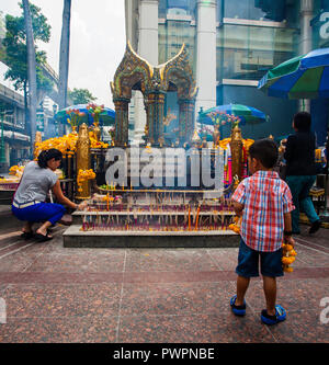 Kid au sanctuaire d'Erawan temple à Bangkok, Thaïlande Banque D'Images