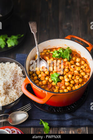 Pois chiches au curry servi avec du riz et du pain naan Banque D'Images