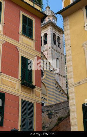 Un aperçu de la tour de l'église paroissiale de San Martino, le Portofino Banque D'Images