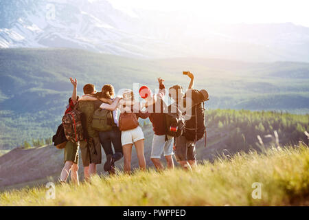 Heureux les touristes ou les amis font des montagnes en selfies domaine. Voyager ou vivre ensemble concept Banque D'Images