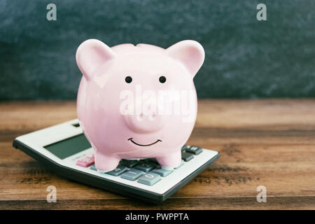 Concept d'affaires et financiers - tirelire sur Calculatrice de pour Banque D'Images