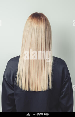 Belle jeune femme aux longs cheveux blonds, vue arrière Banque D'Images