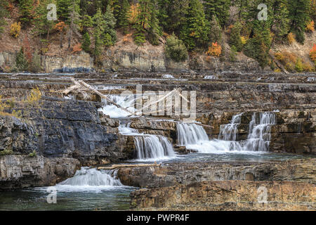 La rivière Kootenai Falls au cours de l'eau faible en automne près de Libby au Montana. Banque D'Images