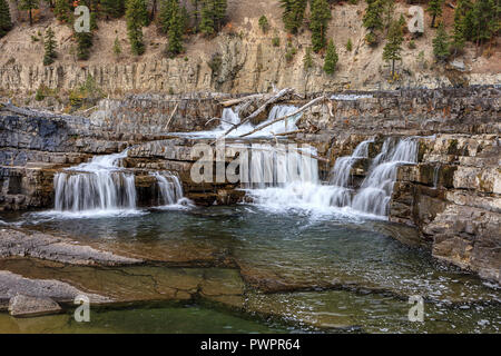 La rivière Kootenai Falls au cours de l'eau faible en automne près de Libby au Montana. Banque D'Images