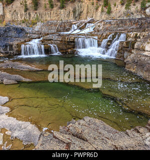 La rivière Kootenai Falls au cours de l'eau faible en automne près de Libby au Montana. Banque D'Images