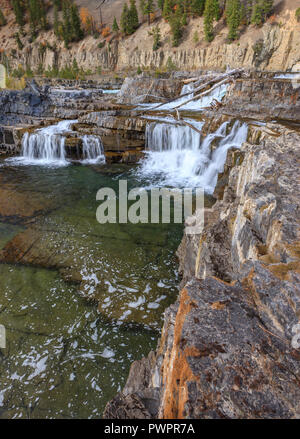 La rivière Kootenai Falls au cours de l'eau faible en automne près de Libby au Montana. Banque D'Images