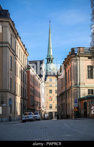 Stockholm, Suède - mai 3, 2016 : vue sur la Rue du vieux Stockholm avec flèche de l'Église allemande, appelé aussi appelée Église Saint Domingo Hurtado à Gamla stan Banque D'Images