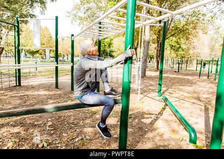 Senior Woman at Outdoor Fitness Park, vêtements de sport, sportif femelle mature aux cheveux courts, style de vie sain. Banque D'Images