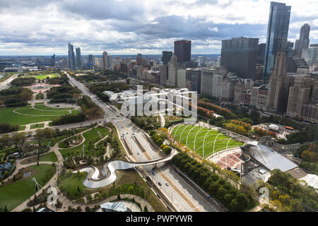 Vue aérienne de Chicago montrant le lac Michigan, Maggie Daley Park, le Millennium Park, Grant Park, et une partie de la skyline - Chicago, IL Banque D'Images