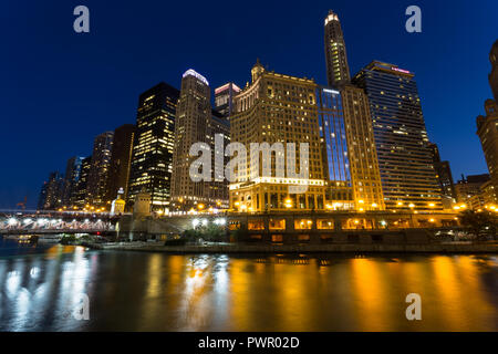 La rivière Chicago et le centre-ville de Chicago, le long de Wacker Drive la nuit Banque D'Images