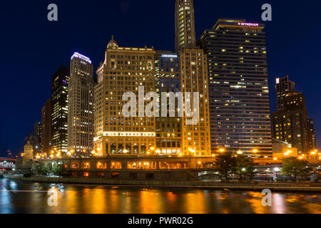 La rivière Chicago et le centre-ville de Chicago, le long de Wacker Drive la nuit Banque D'Images