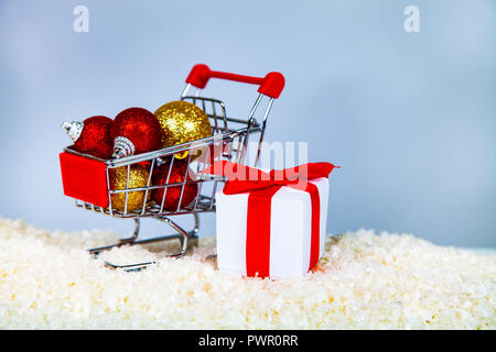 Panier avec des boules de Noël sur la neige. Vente de Noël. Banque D'Images