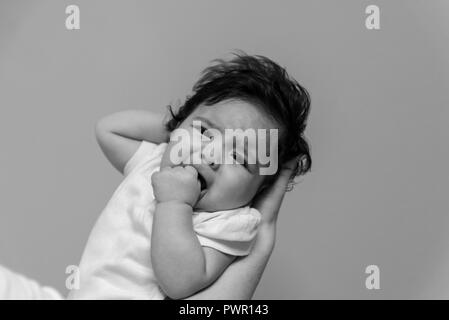 Bébé fille dans les mains de sa mère Banque D'Images