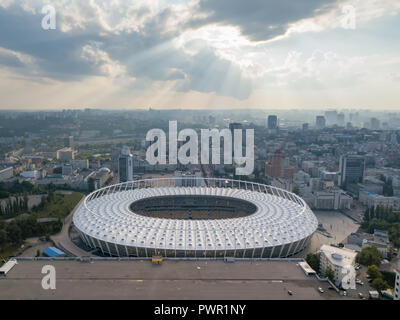 Kiev, UKRAINE - le 19 juillet 2018. Complexe sportif national, le stade olympique NSC Olimpiysky. Vue panoramique du paysage urbain de viev bourdon et le stade. Banque D'Images