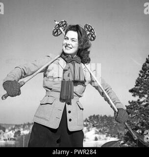 L'hiver dans les années 40. Comédienne Viveca Lindfors, 1920-1995. Photographié ici prêt à aller au ski de fond. Elle est posant avec bâtons de ski, graphiquement derrière son dos. Suède 1948. Kristoffersson Photo ref AA16-2 Banque D'Images