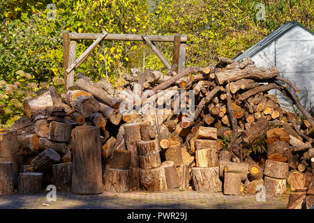 L'approvisionnement en bois de chauffage jardin prêt à brûler dans une cheminée. Banque D'Images