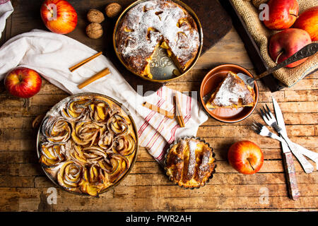 Tarte aux pommes faite maison à la cannelle sur une table Banque D'Images