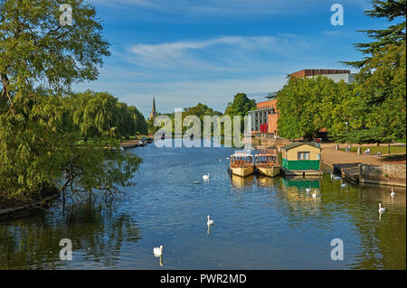 Stratford Upon Avon, Warwickshire et bateaux sur la rivière Avon, tôt le matin est de retour. Banque D'Images