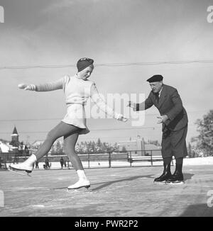 Patinage artistique dans les années 40. Maj-Britt Rönningberg, 1923-2001. Photographié ici whlie pratiquant avec son entraîneur à côté de regarder son déménagement sur la glace. Ref 231-18 Banque D'Images