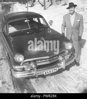 Voiture dans les années 1950. Je suis un homme debout à côté de sa nouvelle voiture de Ford. Faites attention aux détails comme le chrome, l'aile grill, lampes, des listes et l'enjoliveur de capot. La Suède des années 1950. Kristoffersson Photo ref BB65-4 Banque D'Images