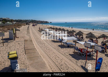 Promenade menant à la plage avec quelques chaises longues. Banque D'Images