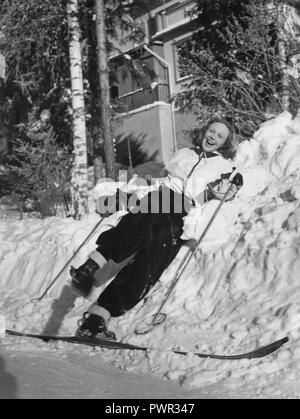 L'hiver dans les années 40. La jeune femme actrice Inga Tidblad est habillée dans le typique des années 40, la mode des sports d'hiver. Suède 1942. Kristoffersson Photo ref 229-7 Banque D'Images