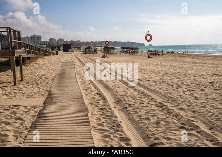 Promenade menant à la plage avec quelques chaises longues. Banque D'Images