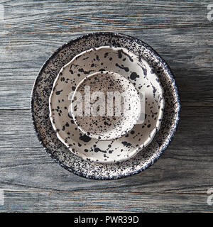 Ensemble de glay tricot les plaques ou bols, l'un dans l'autre sur une table en bois gris. Des plats traditionnels faits à la main vintage en céramique. Banque D'Images