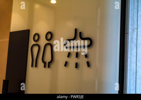 Toilettes et salle de douche panneaux sur mur Banque D'Images