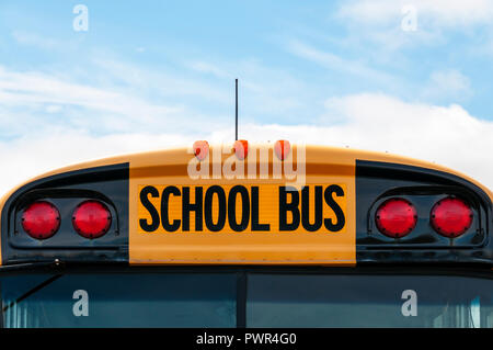 Vue rapprochée de signe sur l'avant d'un bus scolaire Banque D'Images