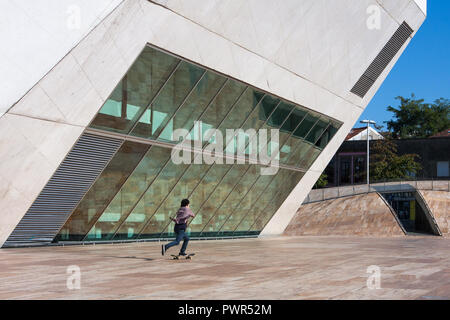 Vue de la Casa da Música à Porto conçu par Rem Koolhaas Banque D'Images