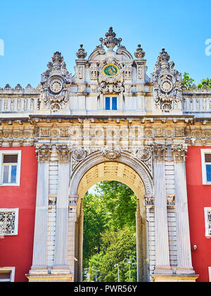 La porte impériale ou Sultan Gate, Saltanat Kapisi, du Palais de Dolmabahçe, situé dans le quartier de Besiktas. Vue depuis le jardin principal. Istanbul. Banque D'Images