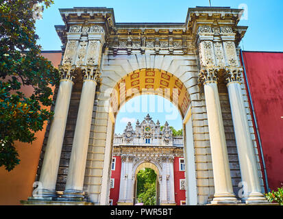 La porte impériale ou Sultan Gate, Saltanat Kapisi, du Palais de Dolmabahçe, situé dans le quartier de Besiktas. Vue depuis le jardin principal. Istanbul. Banque D'Images