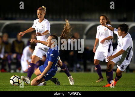 La Fiorentina Femminile Stephanie Breitner (à gauche) et de Chelsea Women's Erin Cuthbert (deuxième à droite) bataille pour la balle durant le premier match de la Ligue des Champions de la jambe à Kingsmeadow, Londres. Banque D'Images